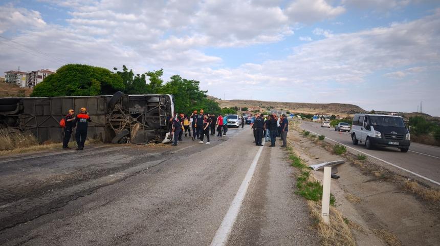 Kırıkkale'de devrilen yolcu otob&uuml;s&uuml;ndeki 41 kişi yaralandı