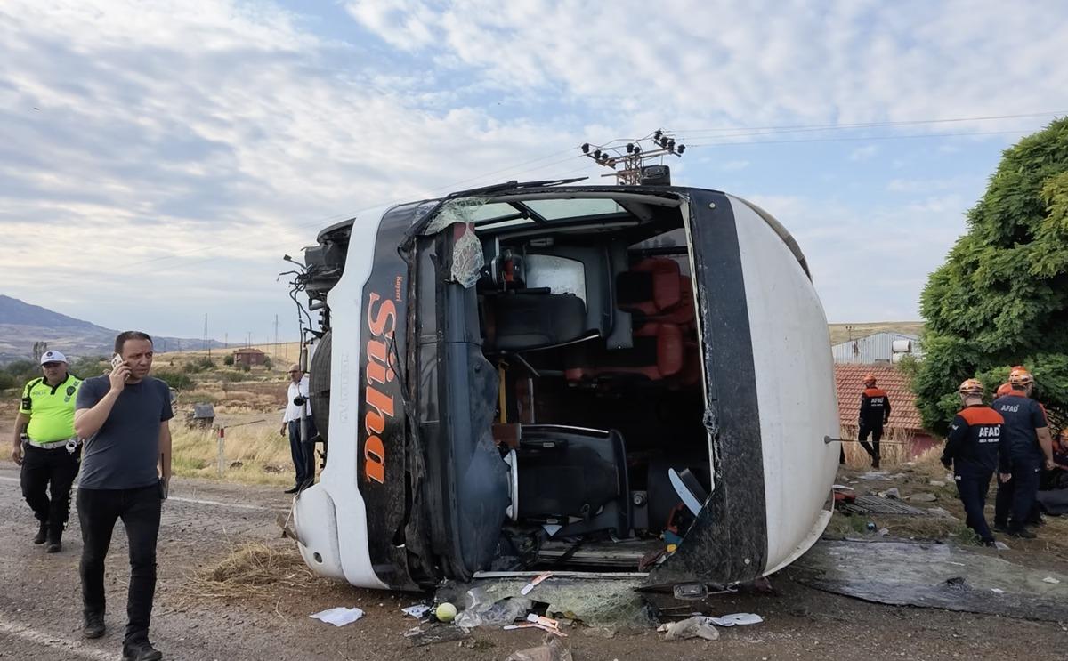 Yolcu otob&uuml;s&uuml; kaza yaptı! 41 yaralı 1