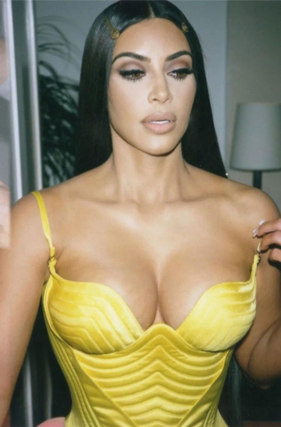 Kim Kardashian tamamen şeffaf!