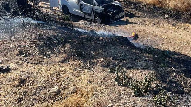 Manyas’ta yanan araçtan otluk alana sıçrayan yangın söndürüldü