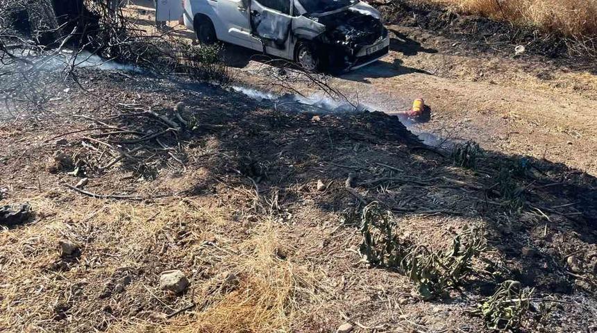 Manyas&rsquo;ta yanan ara&ccedil;tan otluk alana sı&ccedil;rayan yangın s&ouml;nd&uuml;r&uuml;ld&uuml;