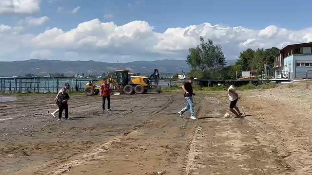 Eskiden balık tutuluyordu! i! Şimdi çocuklar göl tabanında futbol oynuyor