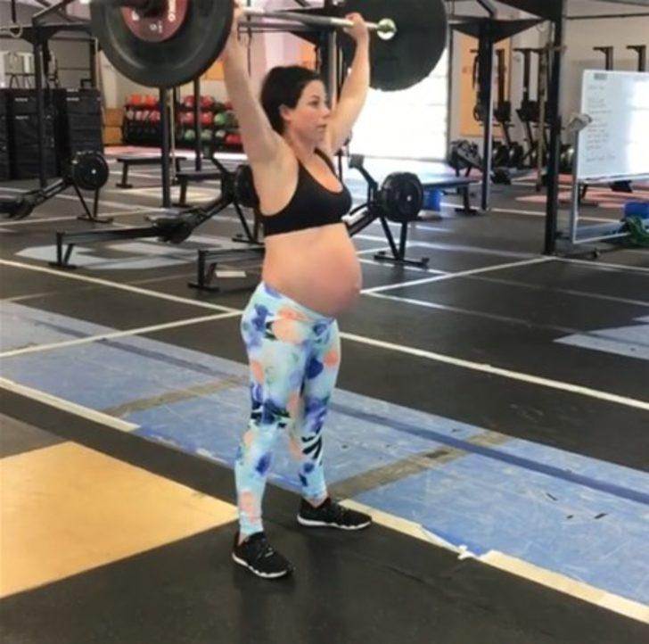 Hamile halterci bebeğini dünyaya getirdi  G3