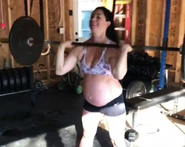 Hamile halterci bebeğini dünyaya getirdi  G4