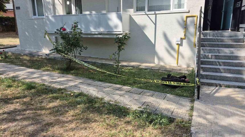Eskişehir&rsquo;de 4&rsquo;&uuml;nc&uuml; kattan d&uuml;şen yaşlı kadın hayatını kaybetti