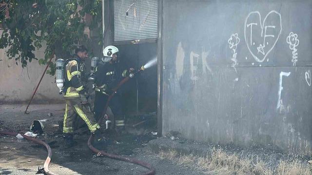 Diyarbakır&rsquo;da marangoz at&ouml;lyesinde yangın: 2 yaralı 5