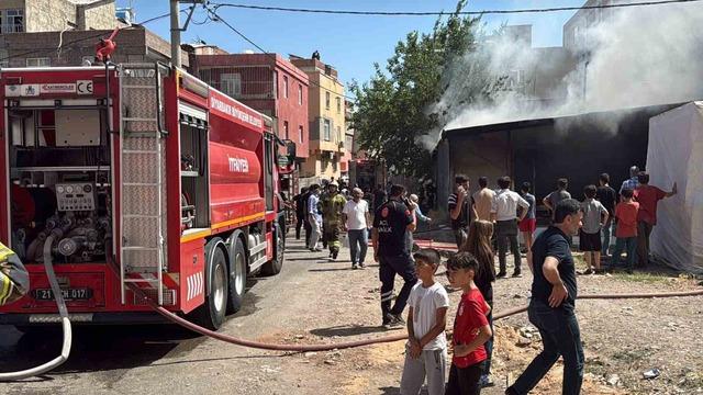 Diyarbakır&rsquo;da marangoz at&ouml;lyesinde yangın: 2 yaralı 4
