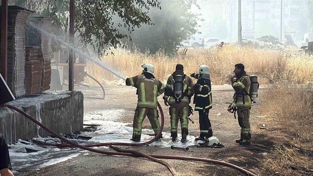 Diyarbakır&rsquo;da marangoz at&ouml;lyesinde yangın: 2 yaralı 3