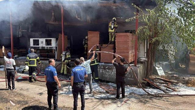 Diyarbakır&rsquo;da marangoz at&ouml;lyesinde yangın: 2 yaralı 2