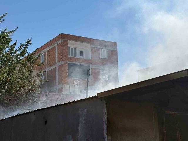 Diyarbakır&rsquo;da marangoz at&ouml;lyesinde yangın: 2 yaralı 1