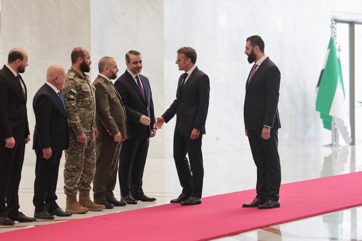 Son dakika | Şam da Macron un kaldığı otelin dibinde patlama! NATO g&uuml;n&uuml; yaşandı... Fransa dan ilk a&ccedil;ıklama 6