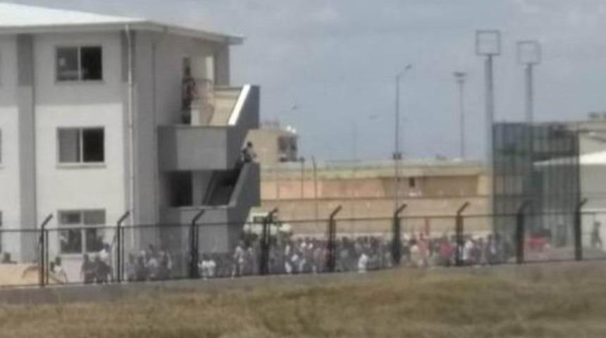 Devlet Bah&ccedil;eli 'Cezaevindekiler isyan başlatırsa ne olur?' demişti.... Diyarbakır cezaevinde gerginlik iddiası!