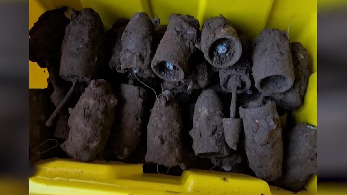 Çocuk parkında 176 adet bomba bulundu! Görüntüler şaşkına çevirdi 1