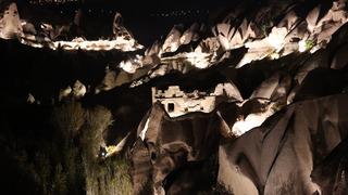 Kapadokya'da ziyaret&ccedil;iler i&ccedil;in yeni d&ouml;nem: Gece de g&ouml;r&uuml;n&uuml;r oldu