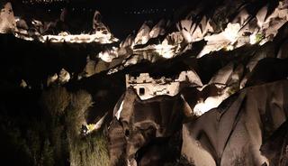 Kapadokya'da ziyaret&ccedil;iler i&ccedil;in yeni d&ouml;nem: Gece de g&ouml;r&uuml;n&uuml;r oldu