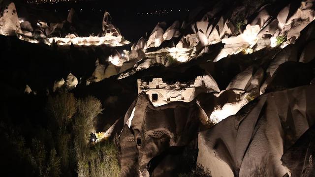 Kapadokya'da ziyaretçiler için yeni dönem: Gece de görünür oldu