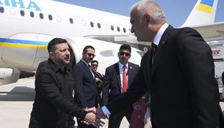 Bakan Ersoy, Zelenskı'yi Esenboğa'da karşıladı