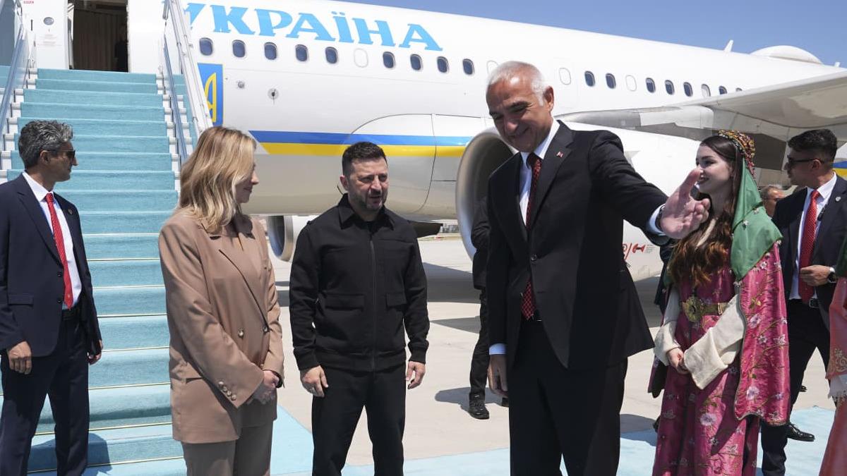 Bakan Ersoy, Zelenskı yi Esenboğa da karşıladı 1