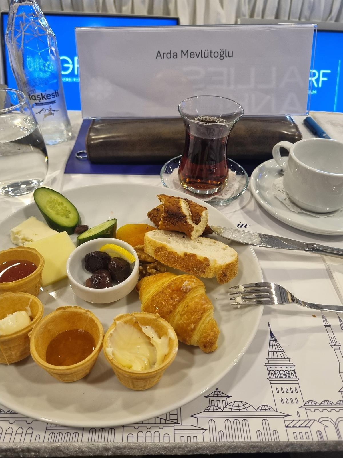 NATO Zirvesi nde bal ve kaymak ikramı g&uuml;ndem oldu 1