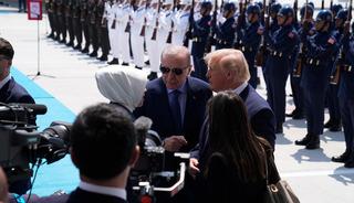 Tarihi kareler! Cumhurbaşkanı Erdoğan, Trump'ı b&ouml;yle karşıladı