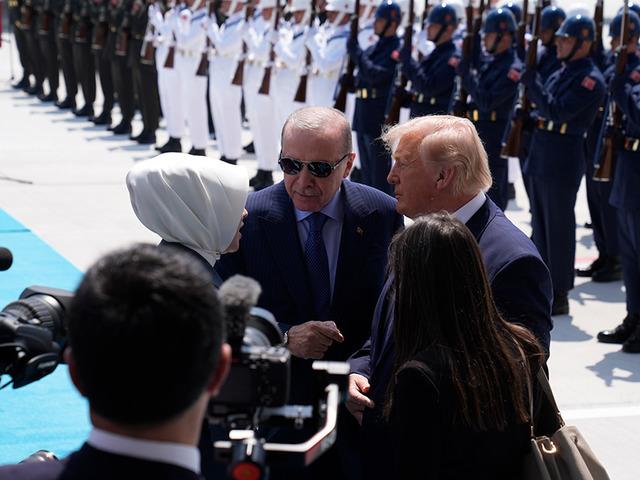 Tarihi kareler! Cumhurbaşkanı Erdoğan, Trump'ı b&ouml;yle karşıladı