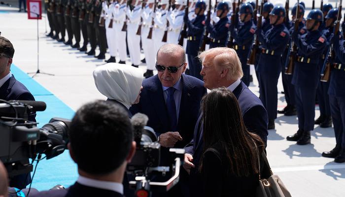 Tarihi kareler! Cumhurbaşkanı Erdoğan, Trump'ı b&ouml;yle karşıladı