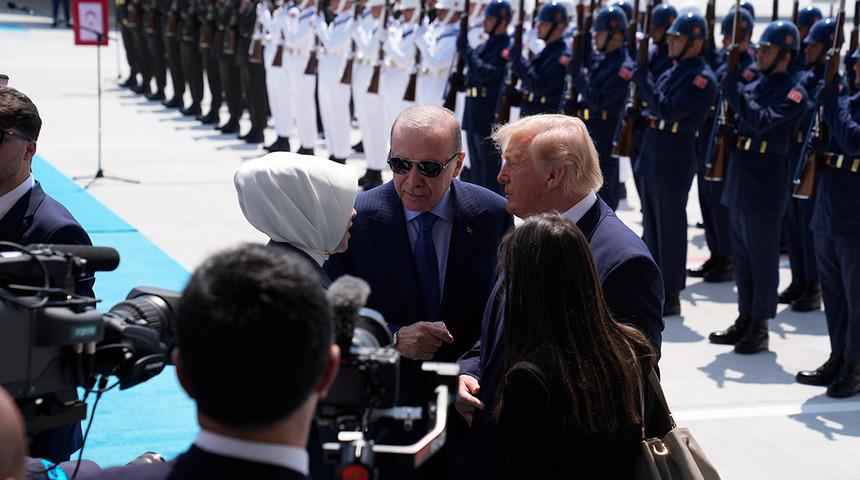 Tarihi kareler! Cumhurbaşkanı Erdoğan, Trump'ı b&ouml;yle karşıladı