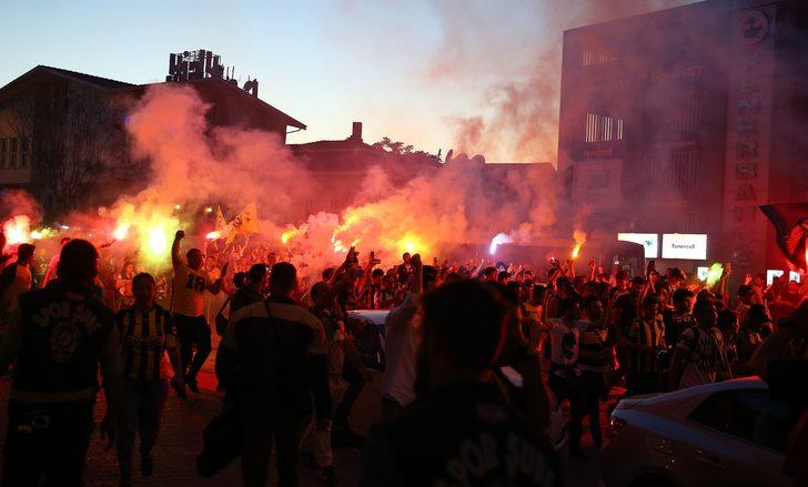 Yaklaşık 5 bin Fenerbahçe taraftarı, Ülker Stadyumu çevresinde meşaleler yakarak, Ali Koç tezahüratları yaptı.