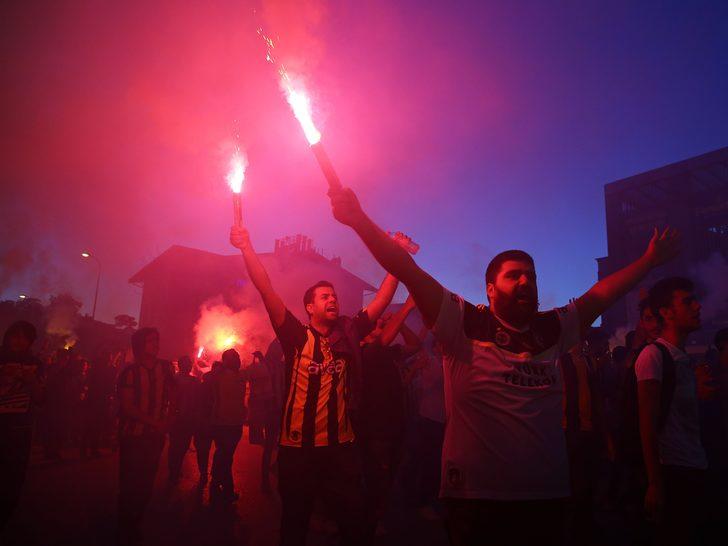 Ali Koç'un başkanlığı Kadıköy'de coşkuyla kutlandı