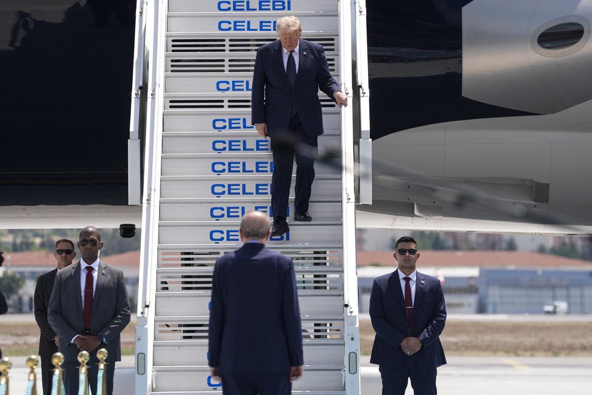 Tarihi kareler! Cumhurbaşkanı Erdoğan, Trump ı böyle karşıladı 3