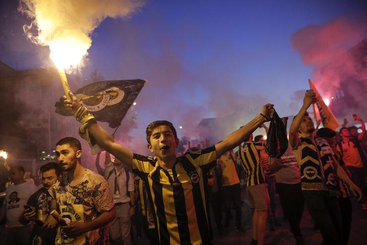 Ali Koç'un başkanlığı Kadıköy'de coşkuyla kutlandı