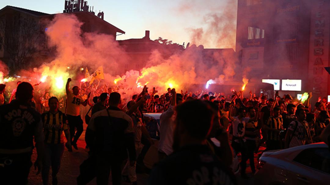 Ali Ko&ccedil;'tan Kadık&ouml;y'de balkon konuşması!