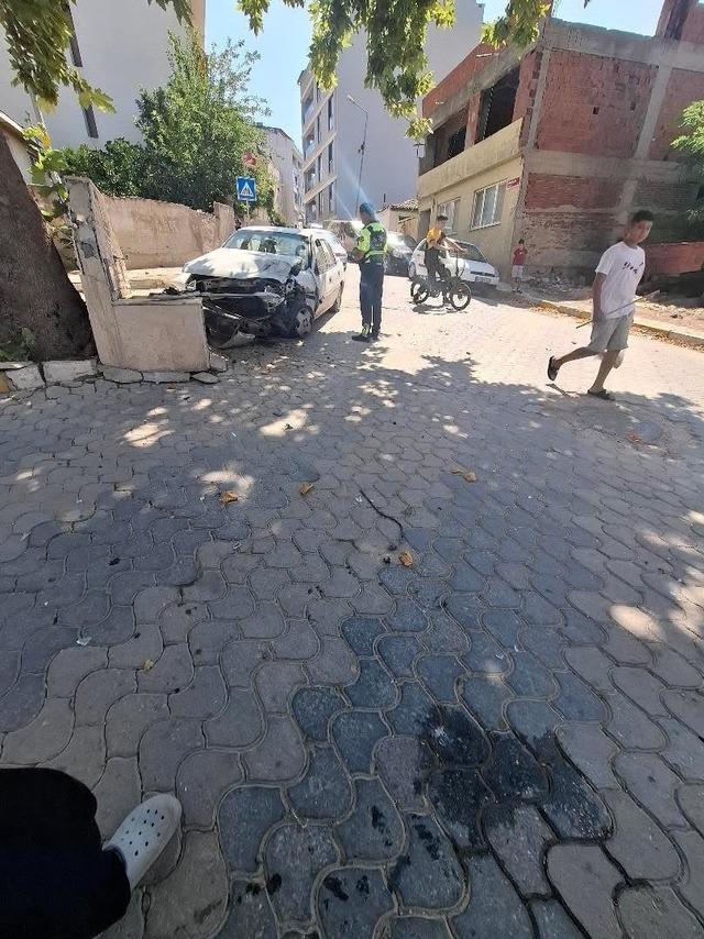 94 yaşındaki s&uuml;r&uuml;c&uuml; direksiyon hakimiyetini kaybetti: 1 yaralı 2