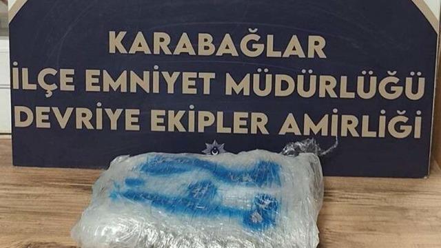 İzmir'de 1 kilo 200 gram esrar ele geçirildi