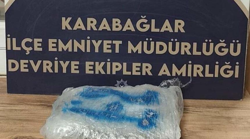 İzmir'de 1 kilo 200 gram esrar ele ge&ccedil;irildi