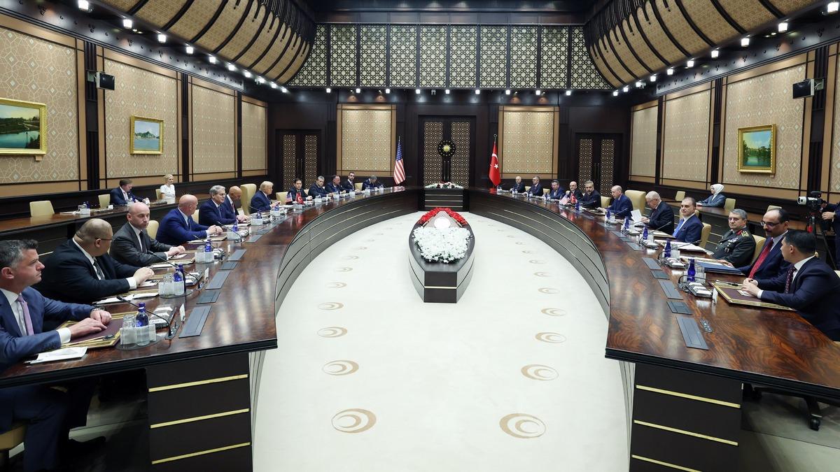 NATO Zirvesi nde Cumhurbaşkanı Erdoğan ve eşi Emine Erdoğan liderleri Külliye de karşıladı! 4