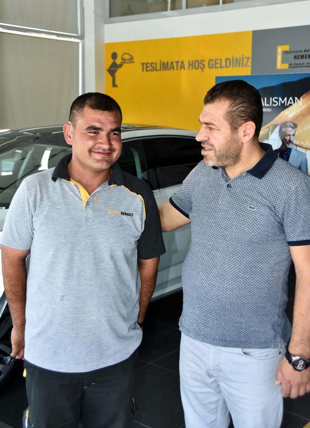 Patronunun aldığı işitme cihazıyla 30 yıl sonra ilk kez duydu 1