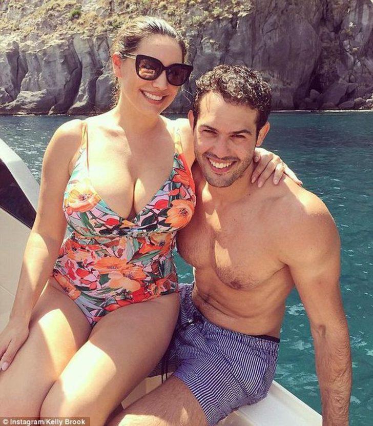 Kelly Brook'un striptiz kulübündeki eğlencesi olaylı bitti G5