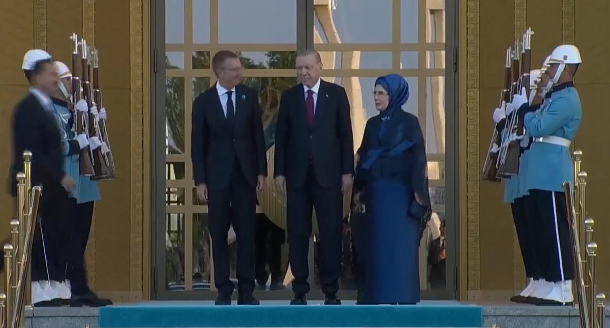 NATO Zirvesi nde Cumhurbaşkanı Erdoğan ve eşi Emine Erdoğan liderleri Külliye de karşıladı! 2