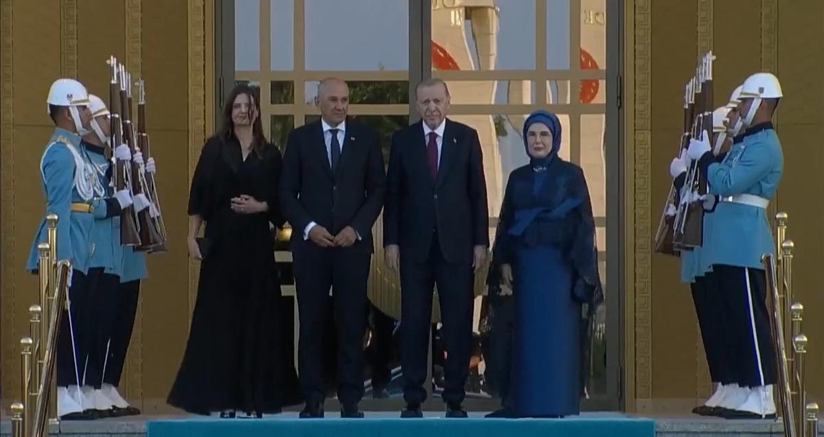 NATO Zirvesi nde Cumhurbaşkanı Erdoğan ve eşi Emine Erdoğan liderleri Külliye de karşıladı! 3