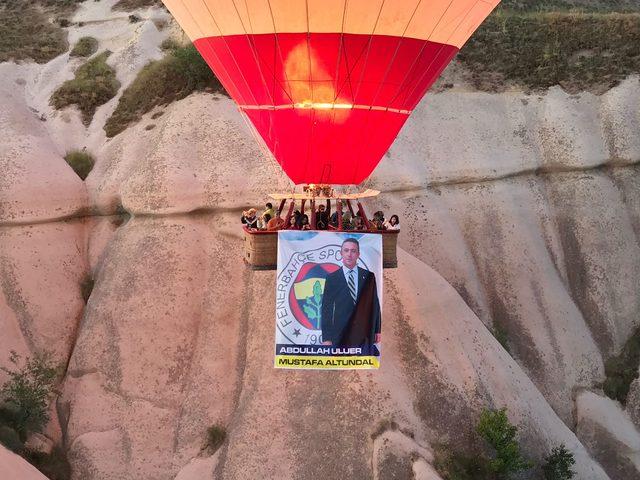 Kapadokya semalarında Ali Koç posteri ile balon turu