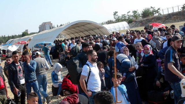 Kilis'te bayrama giden Suriyeliler izdihama yol açtı