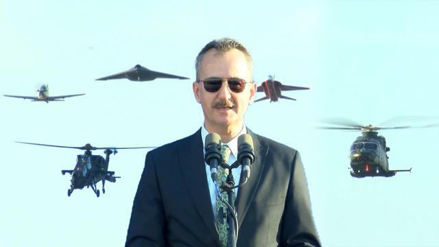 NATO Zirvesi'ne damga vurdu! Milli hava araçları gösteri uçuşu yaptı
