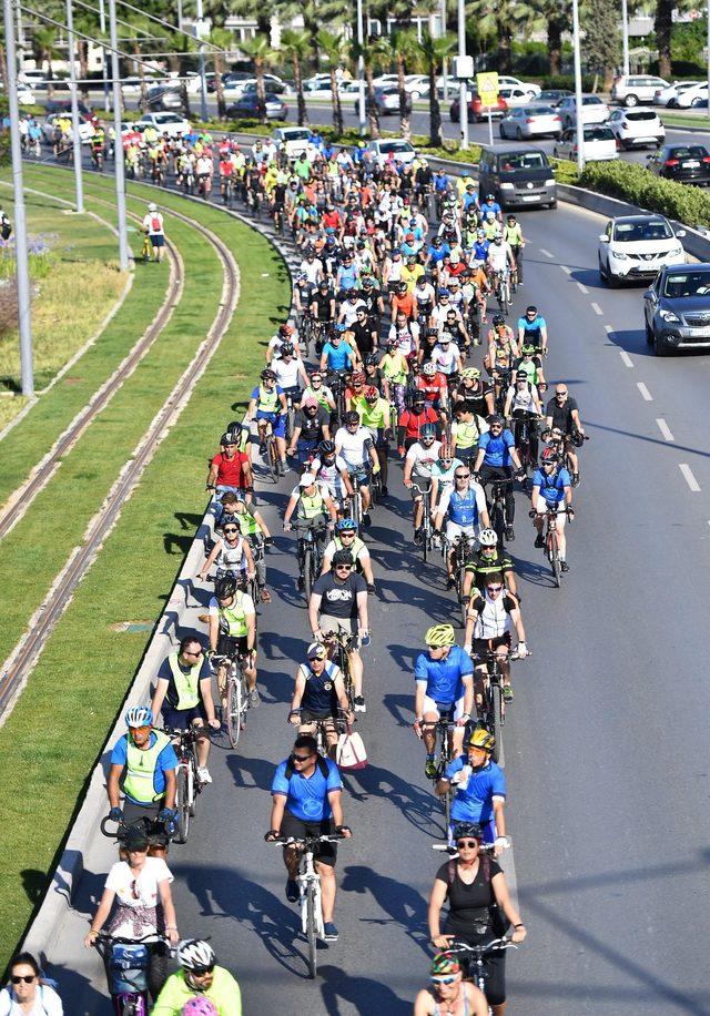 İzmirliler 'Bisiklet Günü'nde pedal bastı