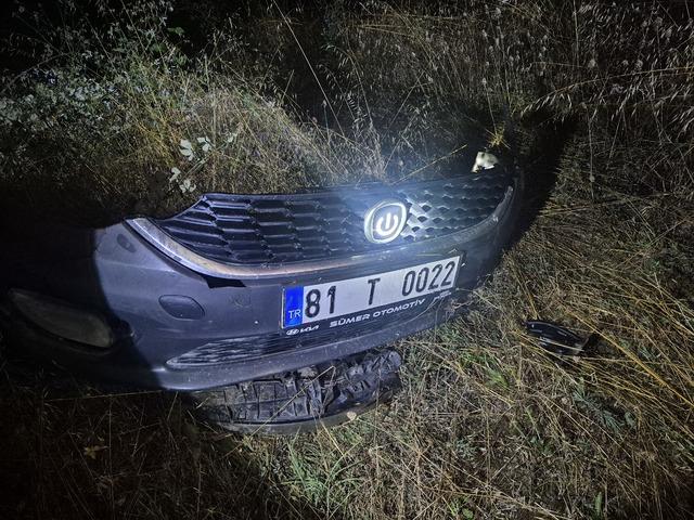 Düzce de şarampole devrilen taksinin sürücüsü yaralandı 3