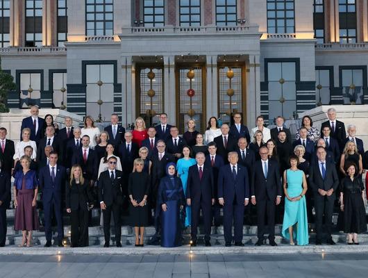 NATO aile fotoğrafındaki detay d&uuml;nyada g&uuml;ndem oldu! Bir &uuml;lke iki lider