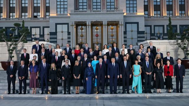 NATO aile fotoğrafındaki detay dünyada gündem oldu! Bir ülke iki lider