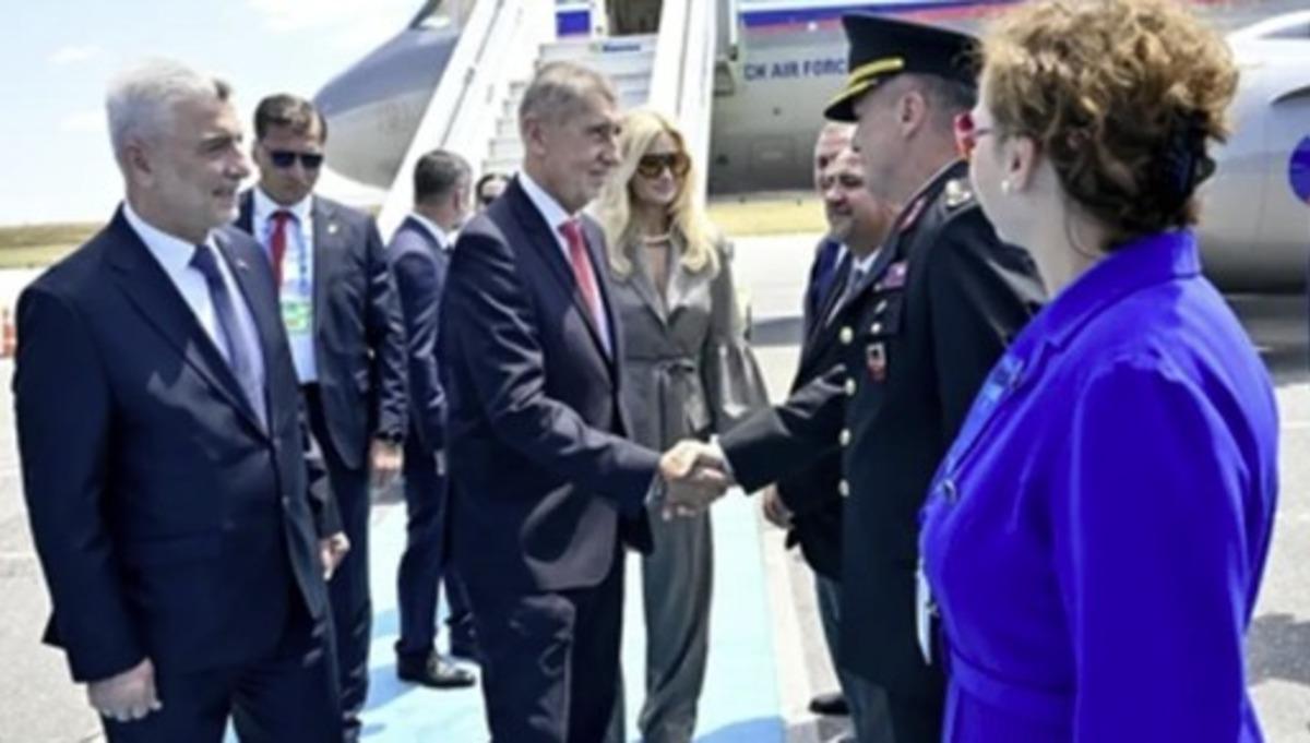 NATO aile fotoğrafındaki detay d&uuml;nyada g&uuml;ndem oldu! Bir &uuml;lke iki lider 2