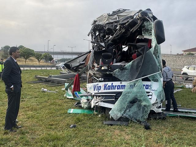 Korkutan yolcu otob&uuml;s&uuml; kazası! 5'i ağır 15 yaralı