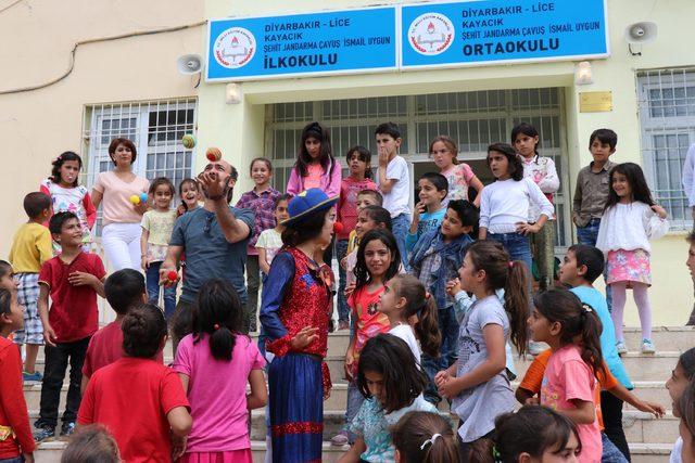 Diyarbakır'da, köyde yaşayan 500 çocuk ilk kez tiyatroyla buluştu